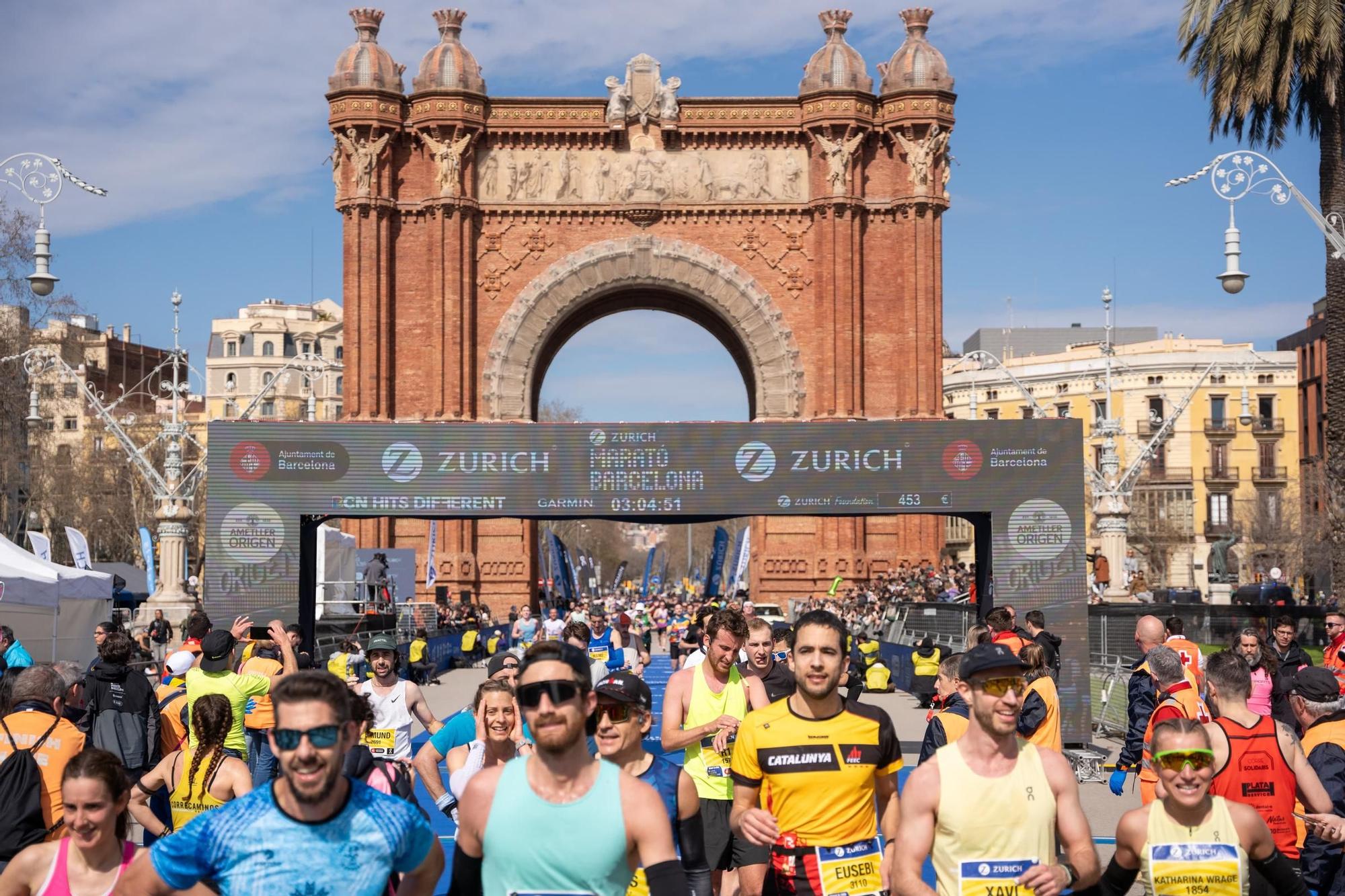 Corredores llegando a la meta del maratón de Barcelona en Arc de Triomf