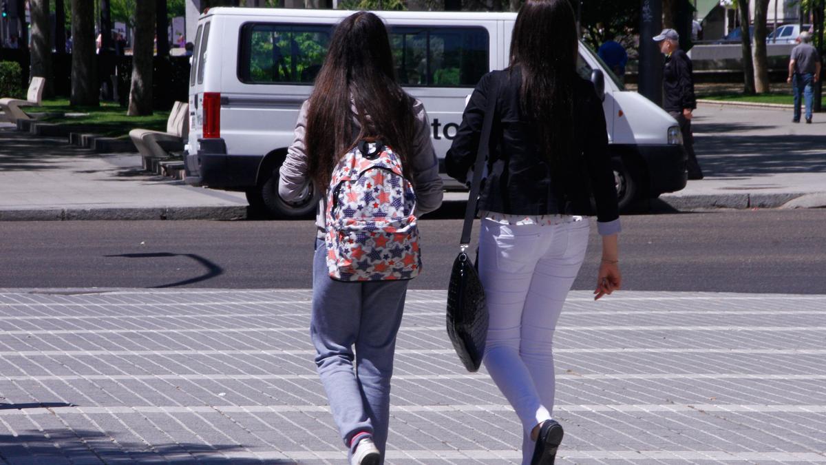 Adolescentes estudiantes caminando por la ciudad