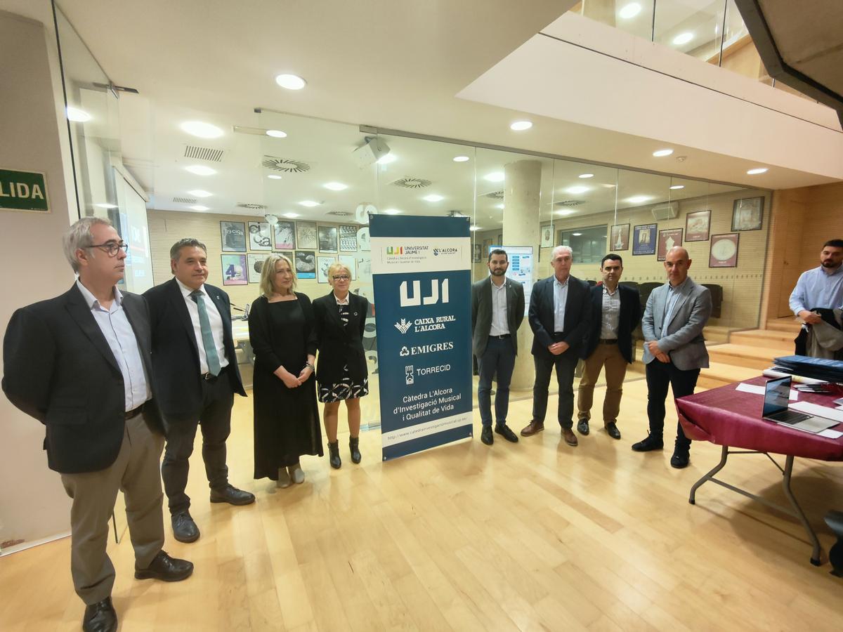 Imagen con buena parte de los representantes de las instituciones y entidades que dan su apoyo a este congreso.