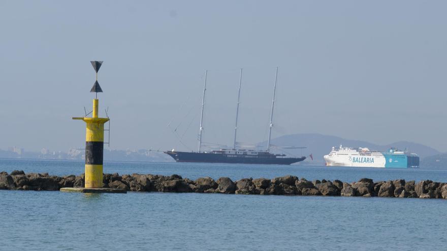 La espectacular goleta Koru de Jeff Bezos hace escala en Palma: Así es el velero en el que el fundador de Amazon hizo tallar el rostro de su novia