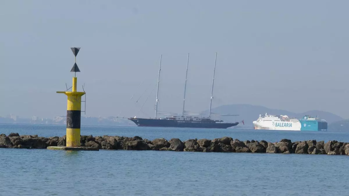 La espectacular goleta Koru de Jeff Bezos hace escala en Palma: Así es el velero en el que el fundador de Amazon hizo tallar el rostro de su novia