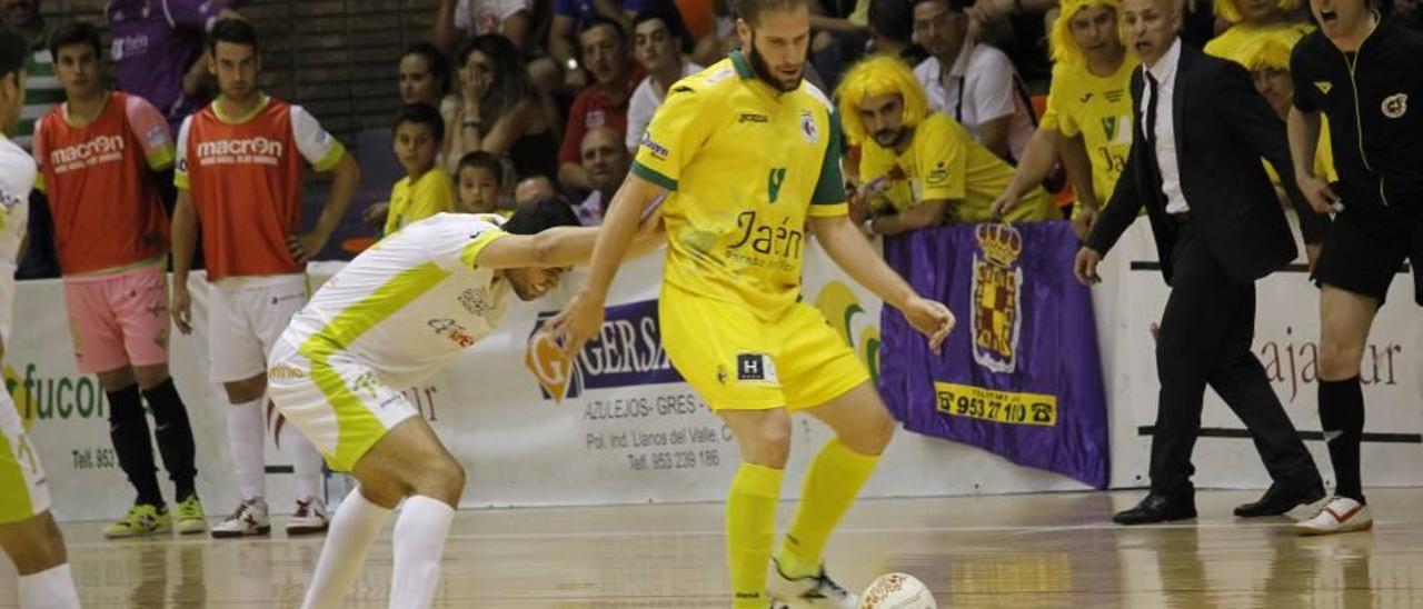 Un jugador del Jaén Paraíso Interior protege el balón de un rival.