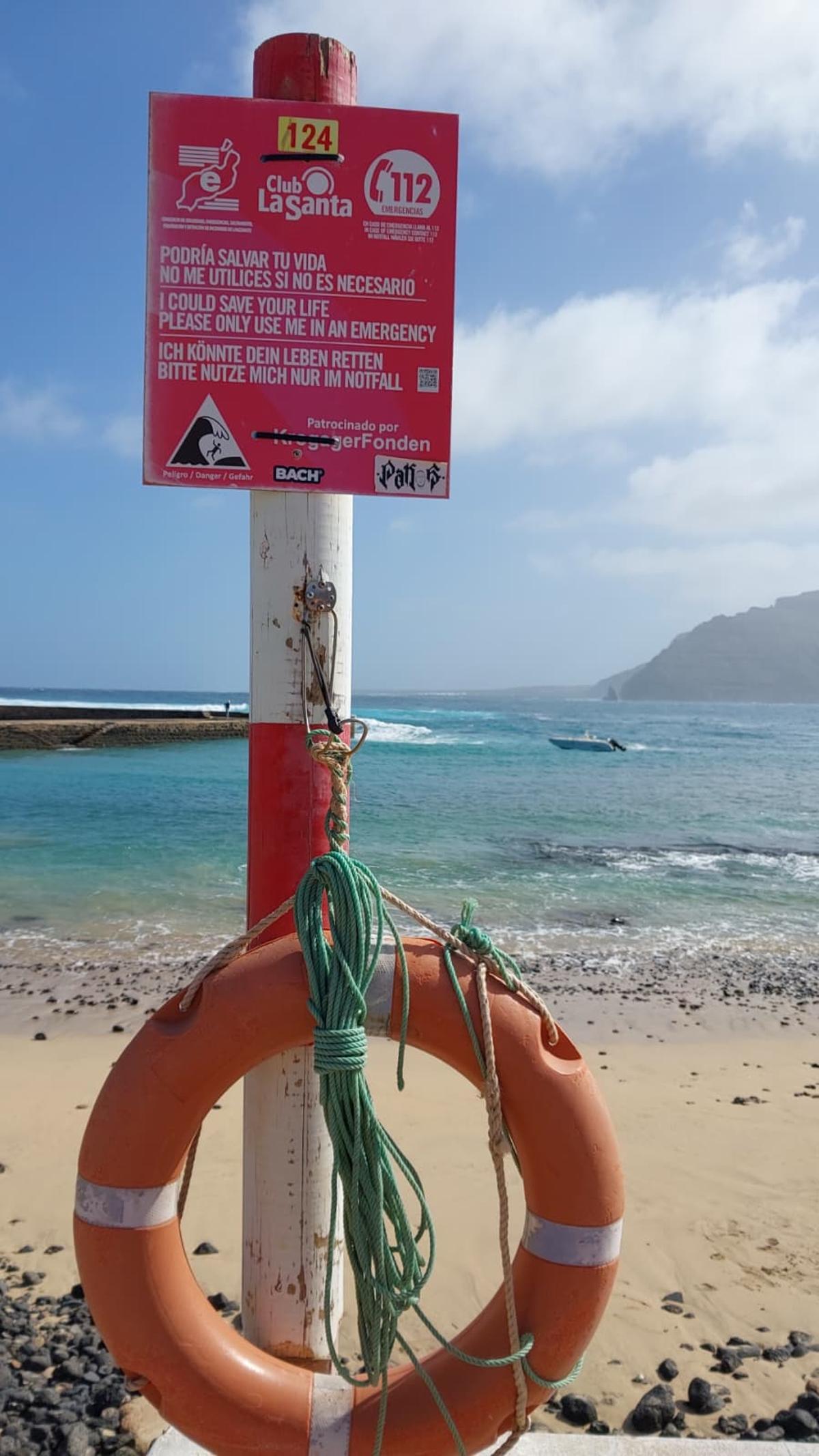 Poste con aro salvavidas reparado por los bomberos en Pedro Barba, en La Graciosa, tras los efectos del fuerte viento.