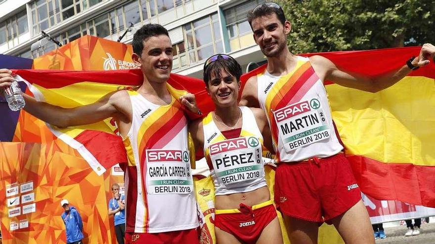 Diego García, María Pérez y Alvaro Martín, tras finalizar la prueba de 20 kilómetros marcha. // Efe