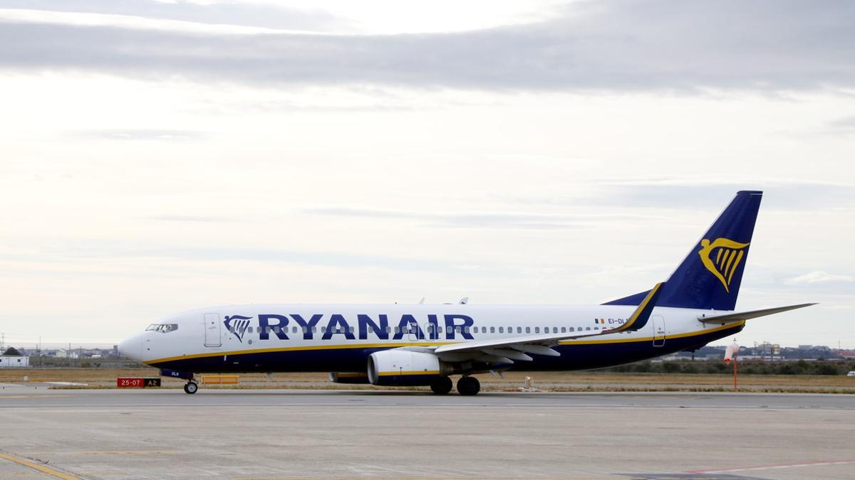 Un avión de Ryanair, en el aeropuerto de Reus.