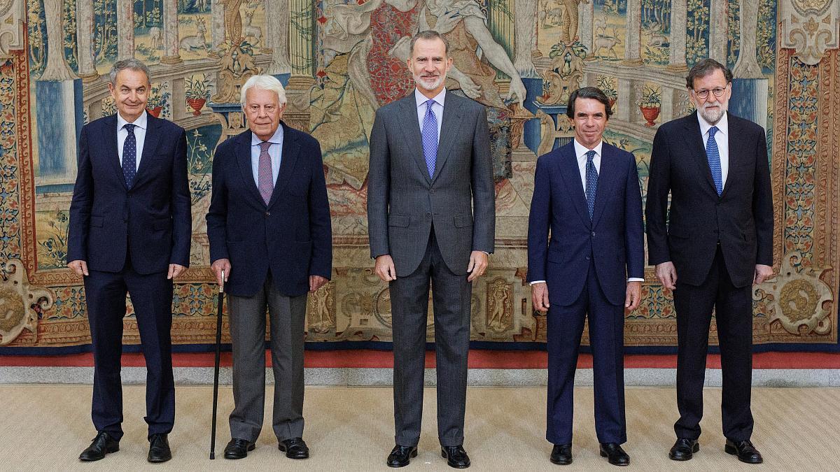 El Rey, en el centro, con Zapatero, González, Aznar y Rajoy (de izquierda a derecha).