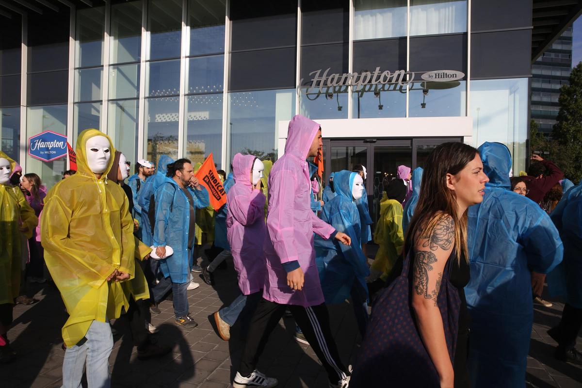 La feria inmobiliaria The District de Barcelona abre entre protestas de activistas