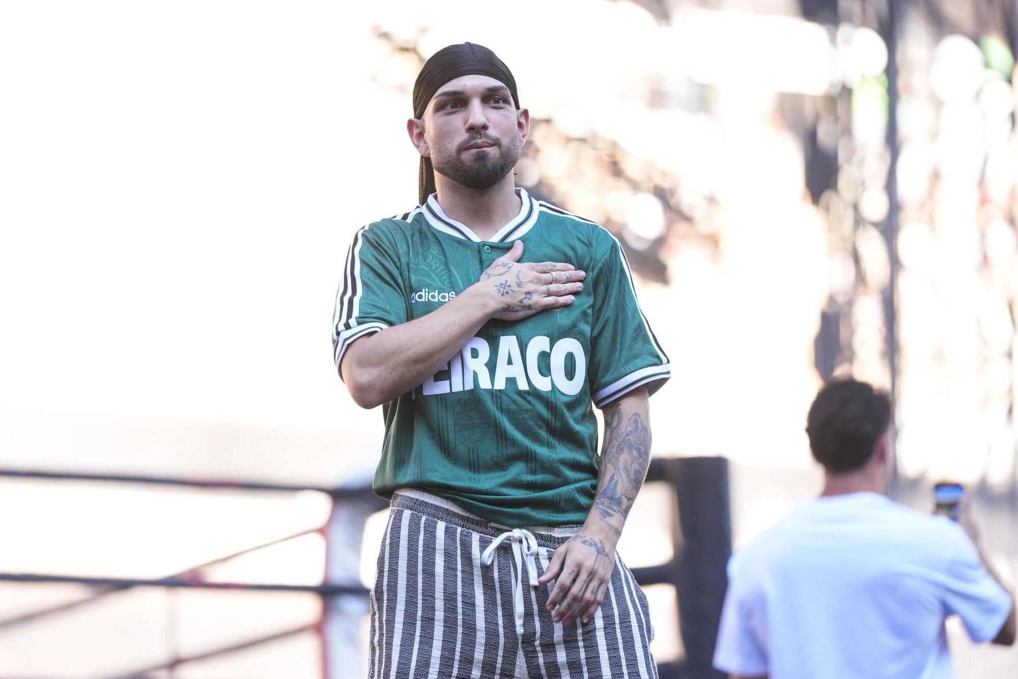 El streamer, Pereira7, durante la quinta edición de La Velada del Año en el Estadio de La Cartuja, a 26 de julio de 2025 en Sevilla (Andalucía, España). El creador de contenidos, Ibai Llanos, ha organizado la quinta Velada del Año. El Estadio La Cartuja alberga a unos 75.000 espectadores, una cifra que volverá a ser histórica. El Santiago Bernabéu ya acogió un número similar en la pasada edición de La Velada, unos 80.000 espectadores, convirtiendo el evento en el de mayor aforo de la historia en España para una cita boxística: superó un récord establecido hace casi 100 años en el combate entre Paulino Uzcudun y Primo Carnera en el Estadio Olímpico de Montjuïc en 1930. Con un pico de 3,85 millones de dispositivos conectados, La Velada del Año posee, en su cuarta edición, el récord de la emisión más vista de la historia en cualquier idioma en Twitch, la gran plataforma de streaming. Es, sin duda, el mayor evento jamás concebido en internet, y copa el top 3 de emisiones más vistas en la plataforma. El objetivo, un año más: volver a hacer historia. 26 JULIO 2025 Joaquin Corchero / Europa Press 26/07/2025. PEREIRA7;Joaquin Corchero;