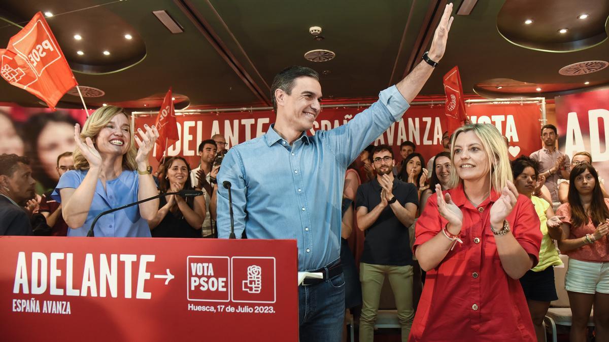 Pilar Alegría, junto a Pedro Sánchez y Begoña Nasarre, en el mitin del PSOE en Huesca.
