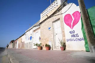 Corazones rotos como protesta contra los derribos de las casas de la playa de Babilonia en Guardamar