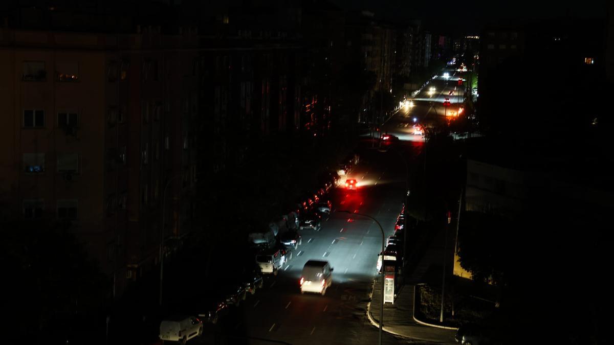 Una de las calles de València, todavía a oscuras.