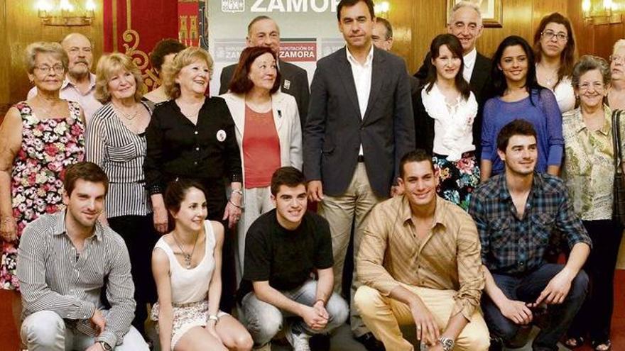 El grupo de descendientes de emigrantes zamoranos junto a Fernando Martínez Maíllo en el acto de recibimiento.