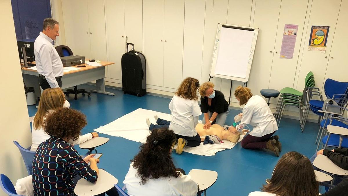 Un grupo de profesionales aprenden a realizar las labores de soporte vital.