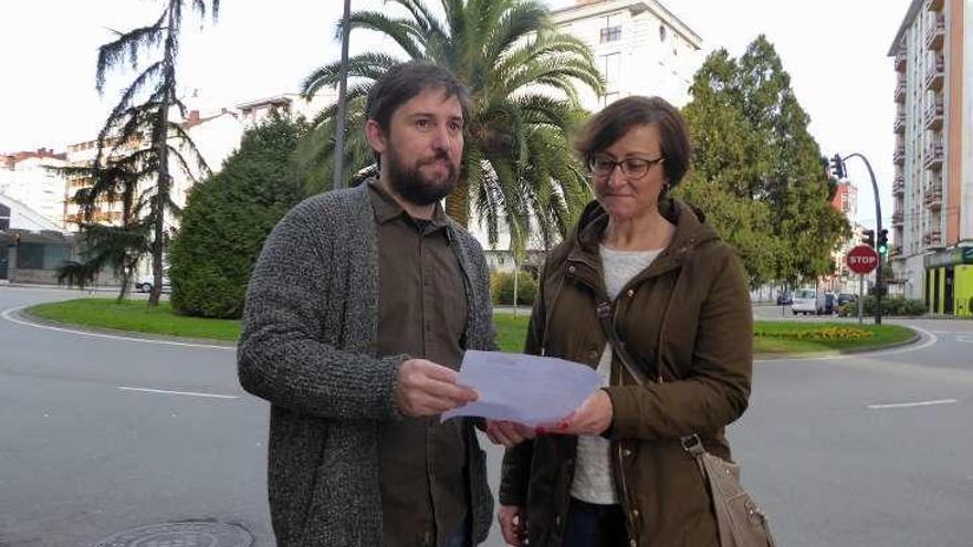 Javier Pintado y Ana Ballester, en la Pola, con una palmera al fondo.