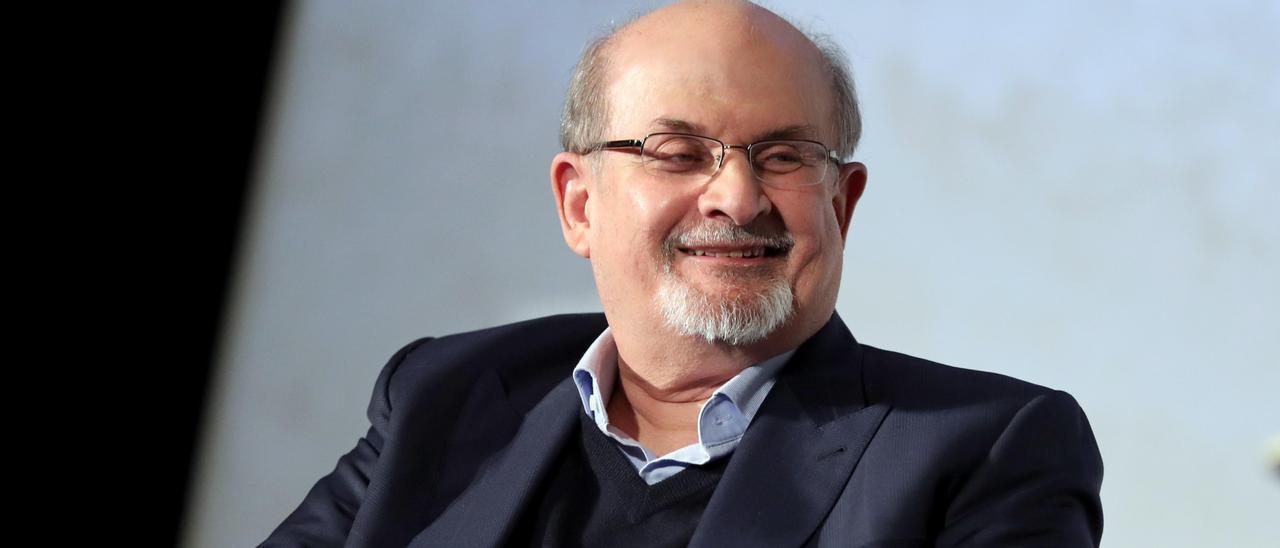 El escritor Salman Rushdie.