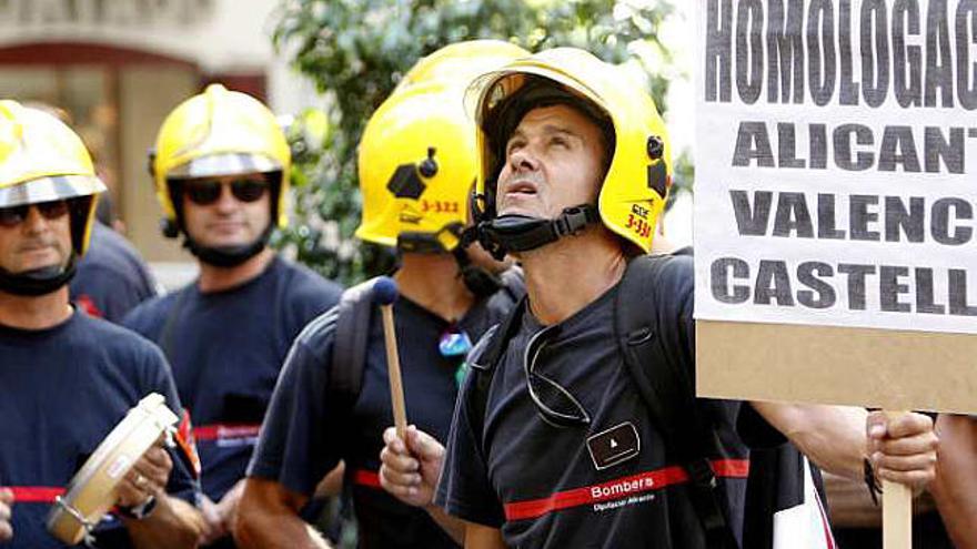 Los bomberos se manifestaron ayer en Valencia.