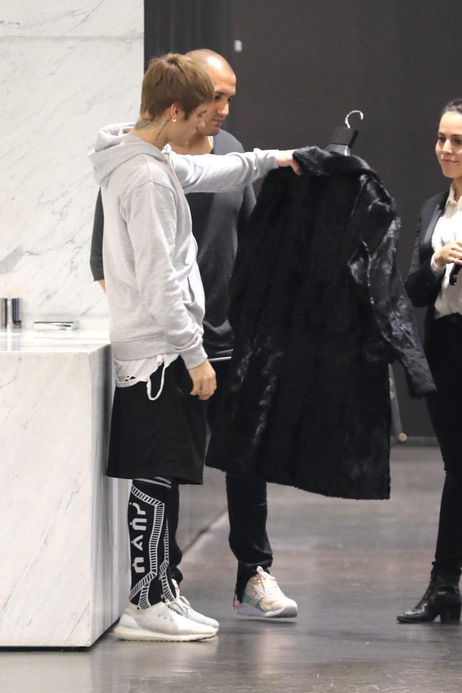 Justin Bieber eligiendo abrigo