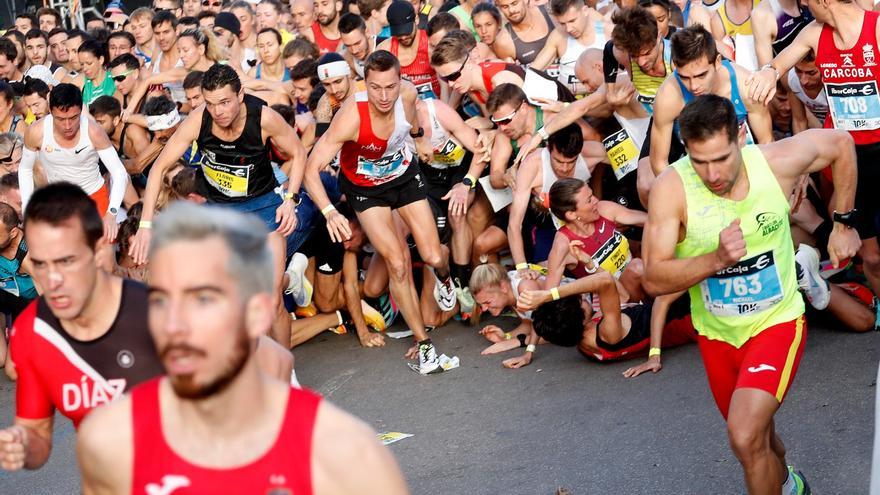 Montones y gente en el suelo en una accidentada salida de la 10K en València