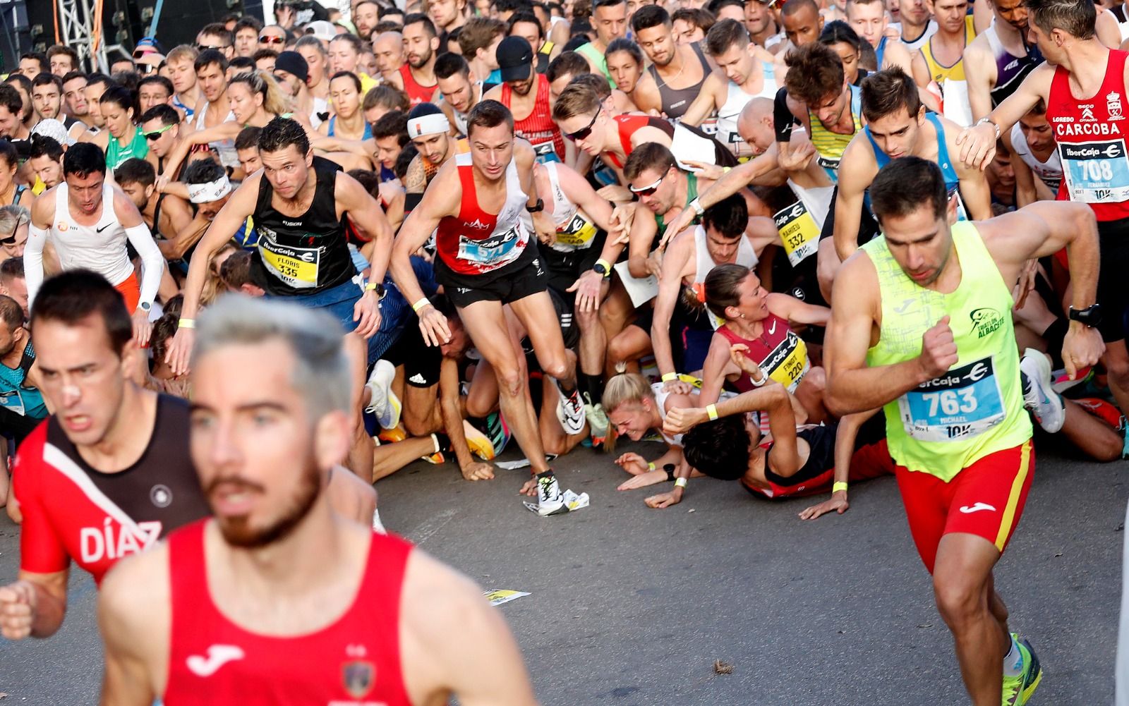 Montones y gente en el suelo en una accidentada salida de la 10K en València