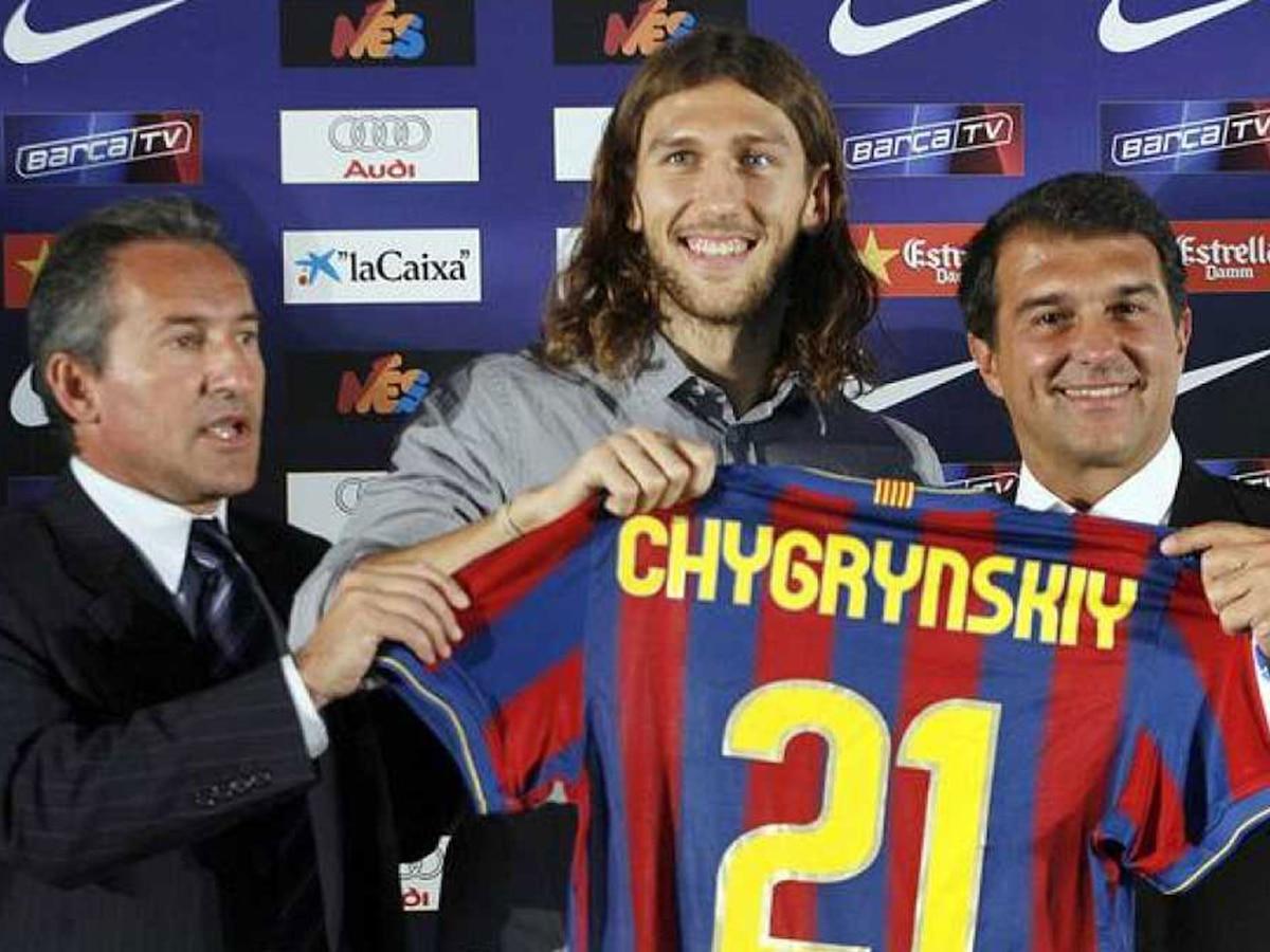 Txiki Begiristain y Joan Laporta, exdirector deportivo del Barça y presidente azulgrana, escoltan a Dmitro Chygrynskiy en su presentación en agosto de 2009.