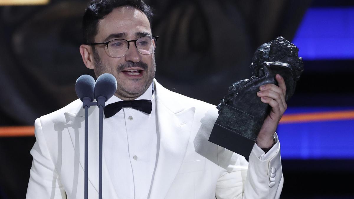 El realizador Juan Antonio Bayona, tras recibir el Goya a Mejor dirección por su película 'La sociedad de la nieve'