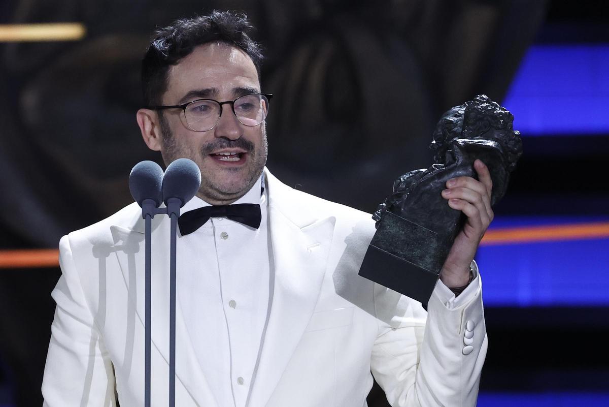 El realizador Juan Antonio Bayona, tras recibir el Goya a Mejor dirección por su película La sociedad de la nieve