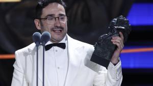 El realizador Juan Antonio Bayona, tras recibir el Goya a Mejor dirección por su película La sociedad de la nieve