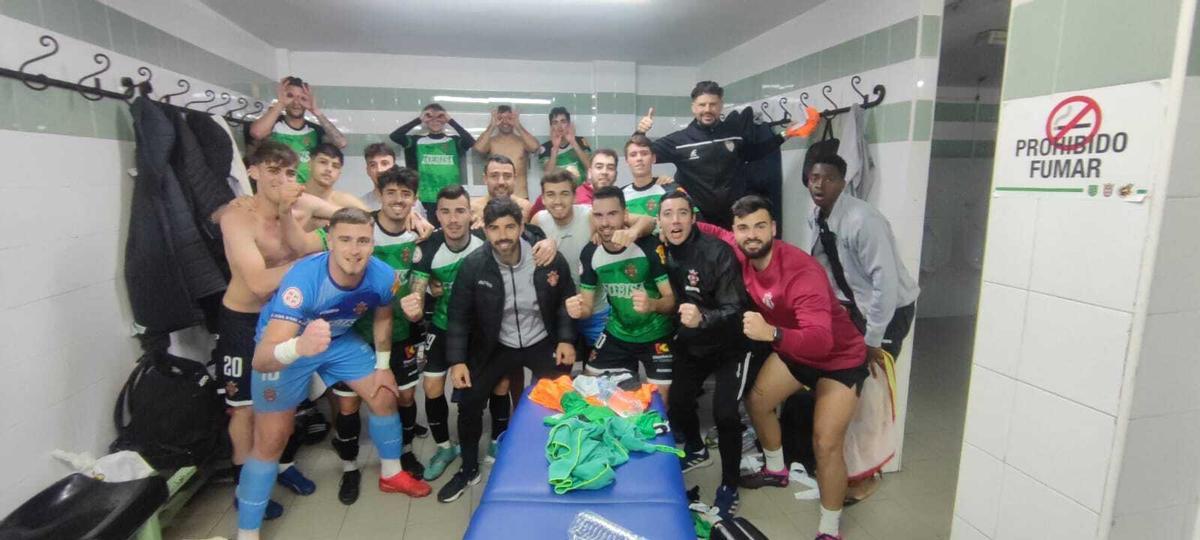 Los futbolistas del Atlético Espeleño celebran el triunfo ante el Ceuta B.