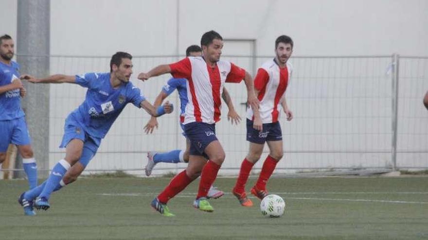 Una jugada del partido de ayer en O Morrazo. // Santos Álvarez