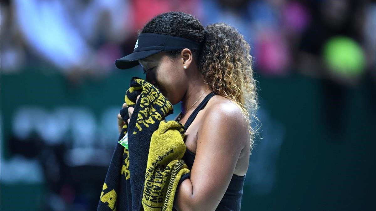 Naomi Osaka llora al abandonar su partido contra Kiki Bertens.