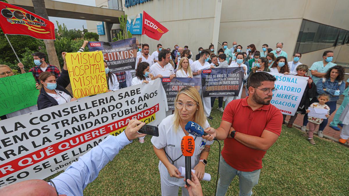 Protesta del personal de laboratorio del Hospital de Torrevieja porque si la Generalitat no los subroga serán despedidos por la empresa Torrevieja Diagnósticos