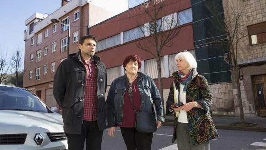 Por la izquierda, Iván Álvarez, Carmen Barbosa (asociación vecinal) y Concha Masa, frente a la Casa Sindical de Olloniego.