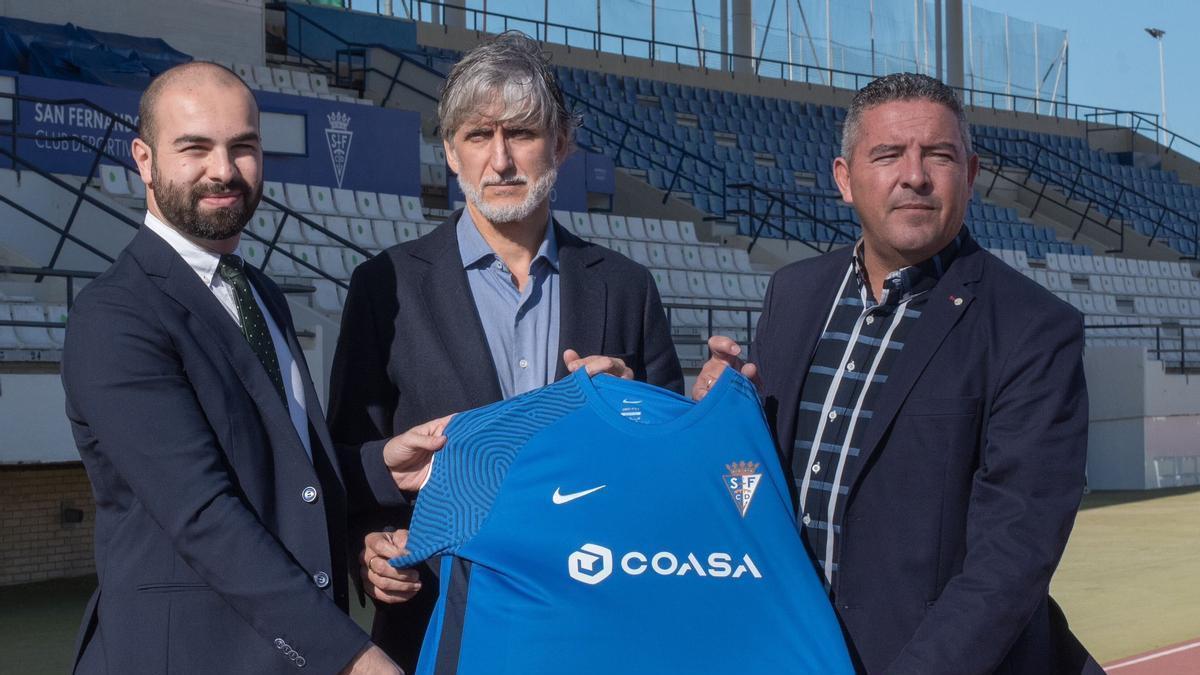 Pablo Alfaro, entre el presidente del San Fernando y su director deportivo.