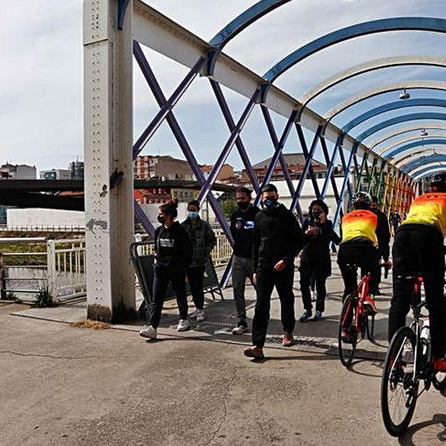 Deportistas, en el puente  de San Sebastián, ayer. | M. V.