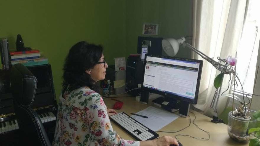 Mirta Marcela González, profesora de la Facultad de Formación del Profesorado y Educación, el pasado miércoles, manejando el campus virtual para hacer exámenes online.
