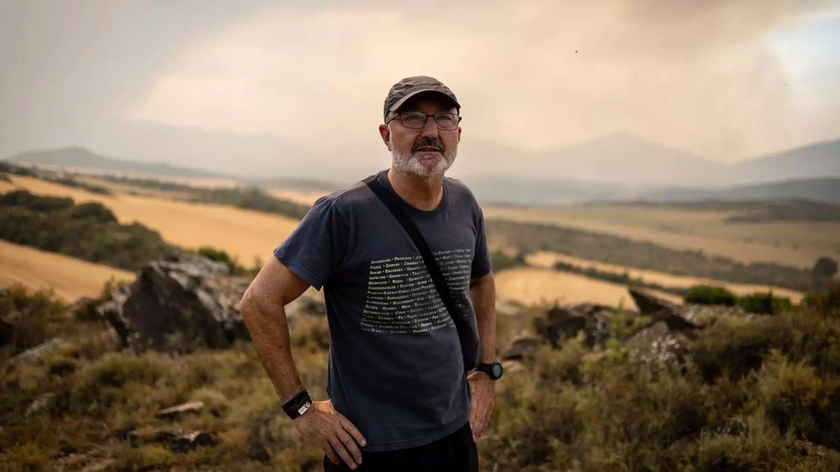 Ángel López Gascón, en el rebautizado como mirador de la desgracia, una loma de Arrés desde la que se ve el paso del incendio.