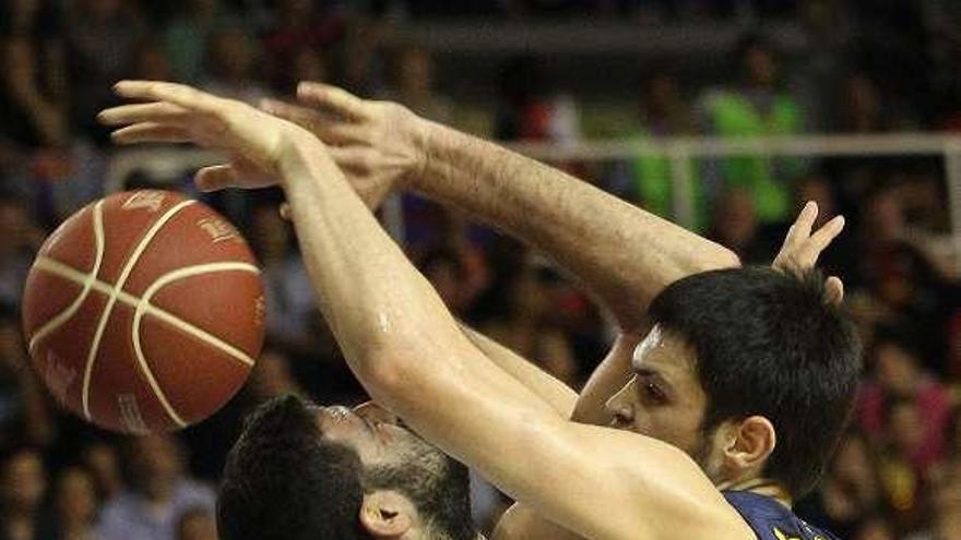 Falta de Papanikolau sobre Bourousis. // Toni Garriga