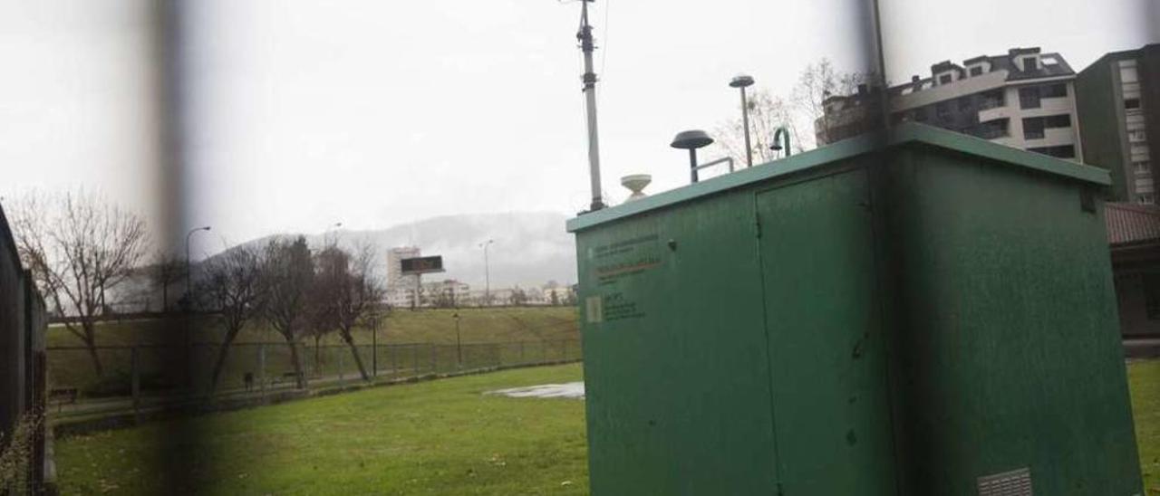 La estación de control del aire, en el patio del colegio de Ventanielles, ayer.