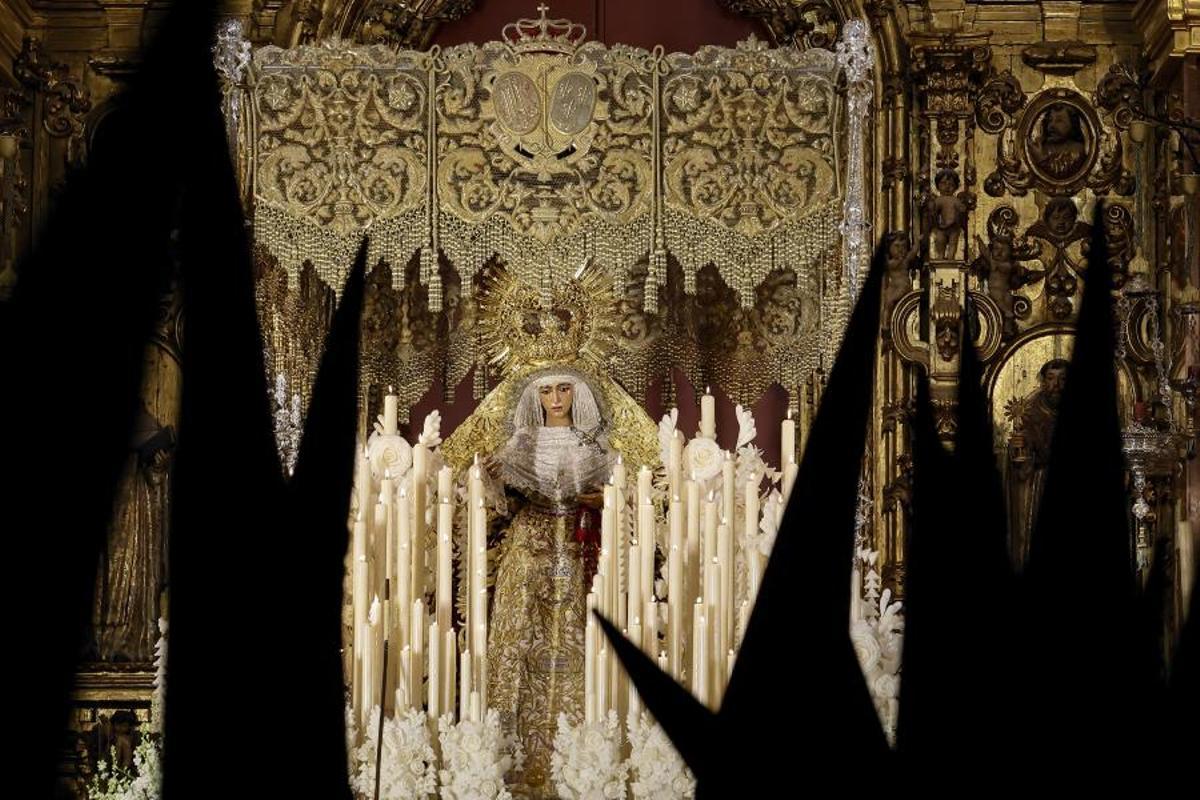 L2a Madrugá de Sevilla deslumbra por su intensidad y devoción, con la Reina Sofía como testigo