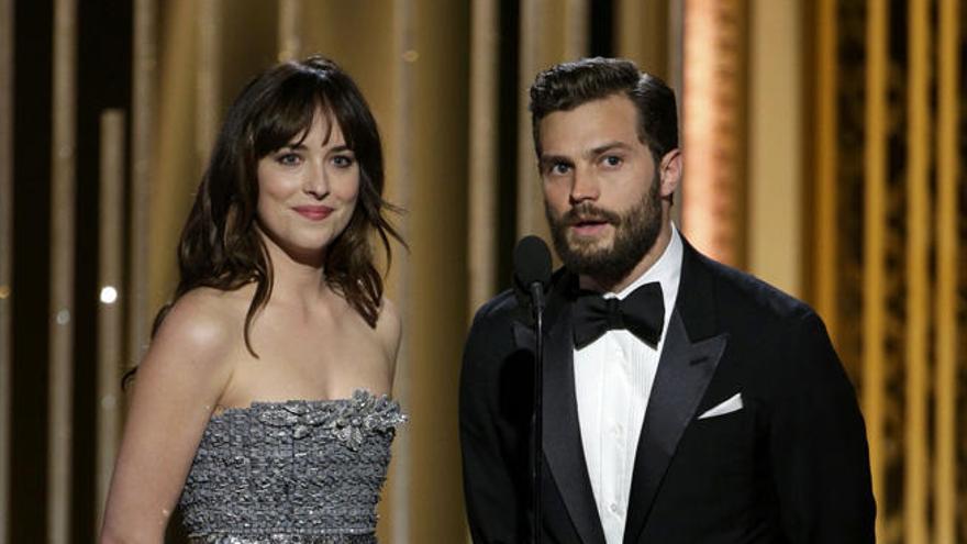 Dakota Johnson y Jamie Dornan en los Globos de Oro.