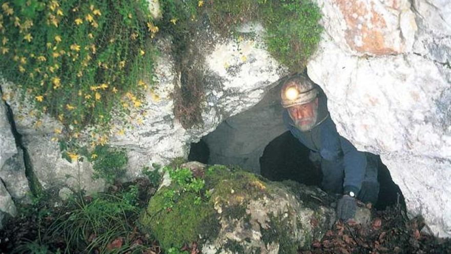 Miguel Ángel de Blas sale de la mina de cobre del Aramo tras realizar una de sus investigaciones. | M. F. D.