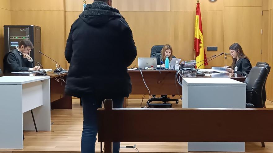 El hombre que estuvo investigado por el asesinato de sus padres, víctima de una estafa con una vidente acusada