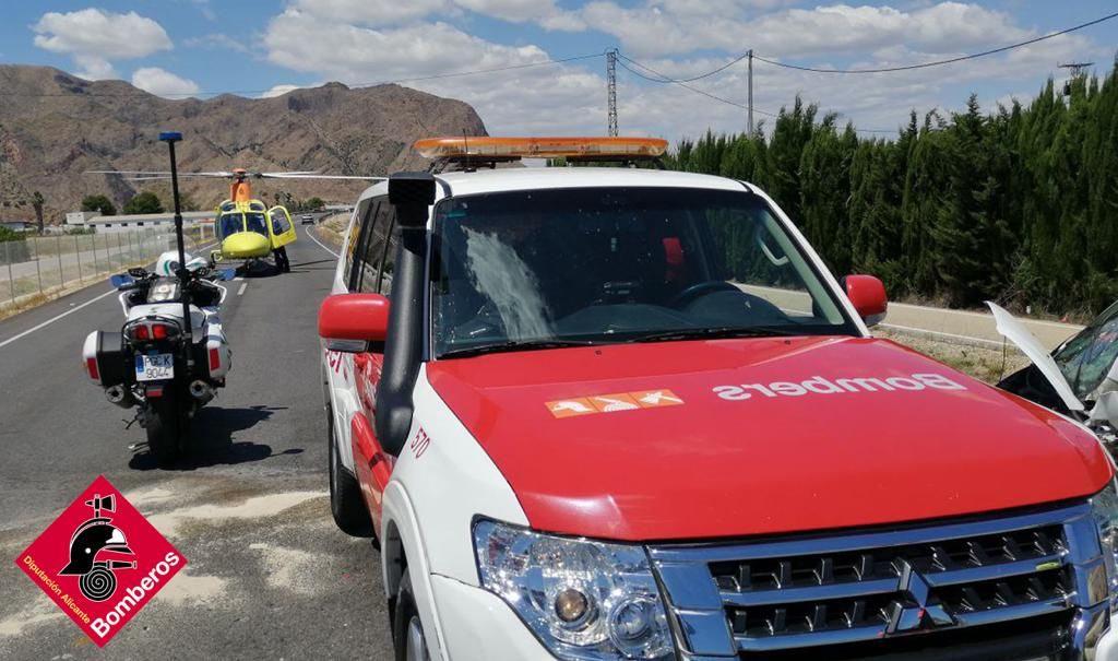 Nueve heridos en un aparatoso accidente entre tres vehículos en Orihuela