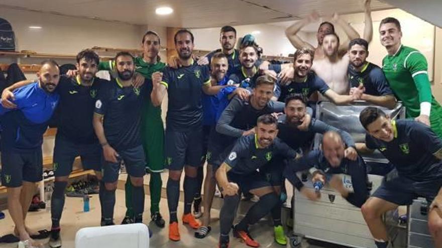 Los jugadores del Orihuela celebran en el vestuario la victoria en Villarreal.