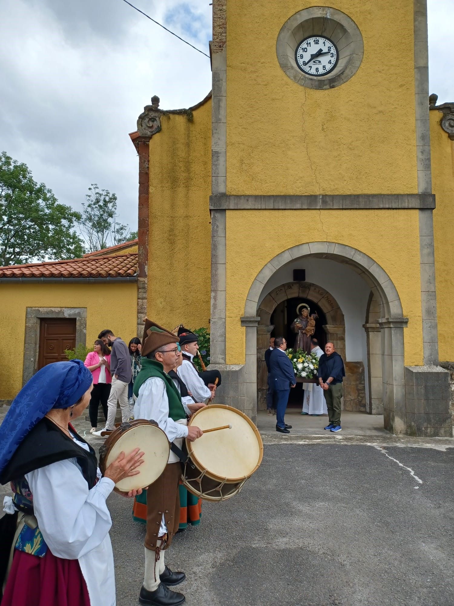 San Antonio emociona en Lieres, que subastó el ramu de roscos almendrados más solidario