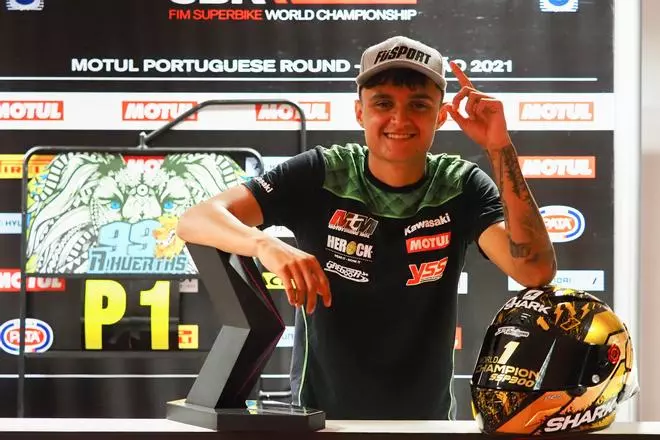 El español Adrián Huertas se convierte en el campeón del mundo Supersport 300
