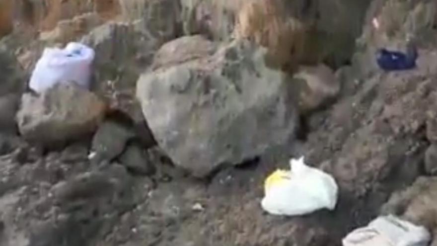Desescalada en Canarias | Mascarillas y bolsas, el nuevo peligro medioambiental en El Confital
