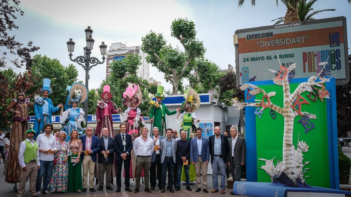 Las autoridades y el pregonero, ayer, en la entrada de la Feria del Libro de Badajoz.