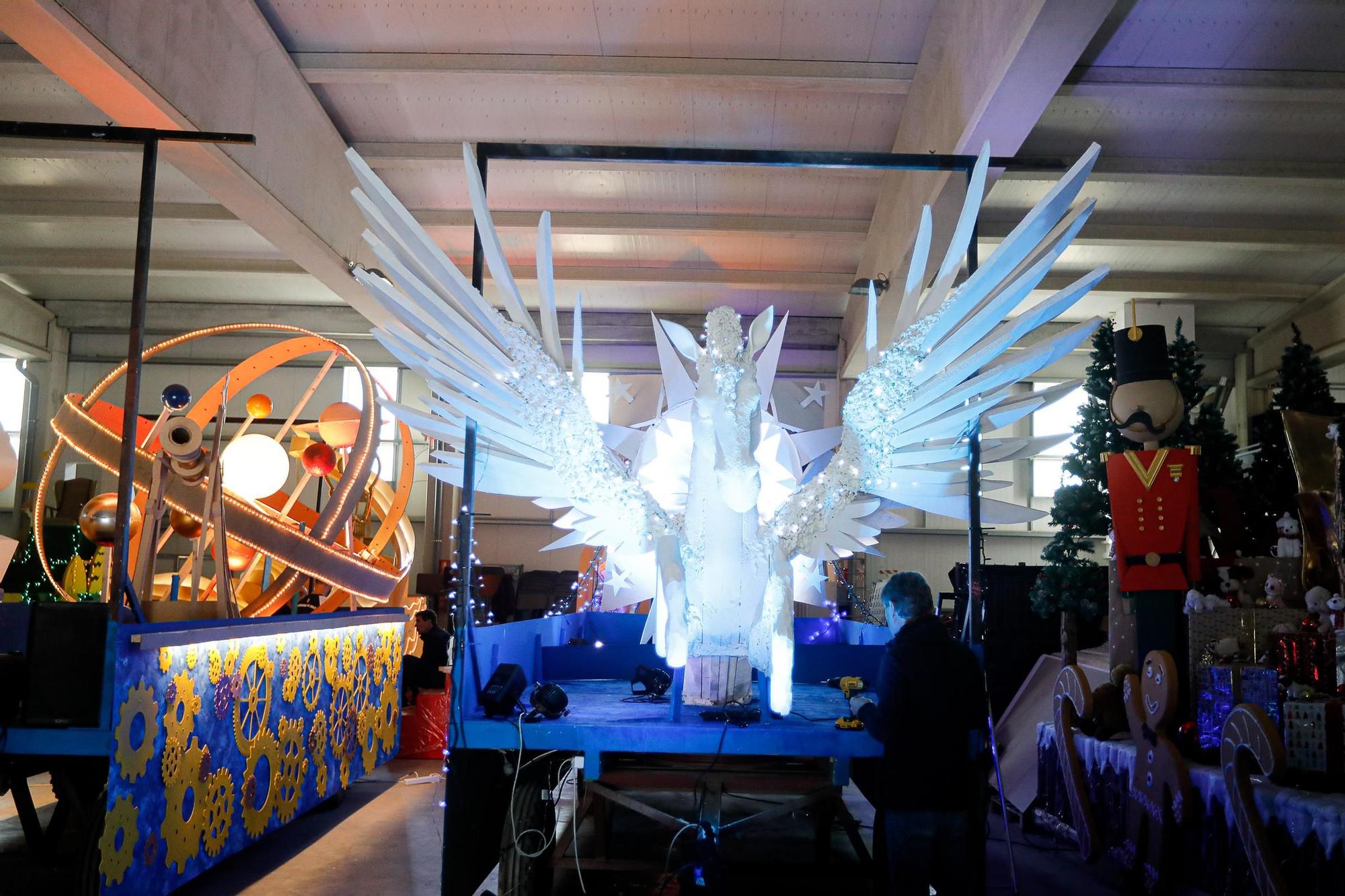Mira las fotos de los preparativos de las carrozas de los Reyes Magos de Ibiza