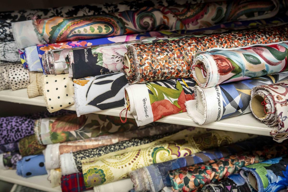 Sabadell 23/12/2025. Barcelona. Entrevista a la propietària de Teixits Durant, una botiga centenària de Sabadell de comerç local que ha sobreviscut a base de tres generacions liderades per a dones. AUTOR: MANU MITRU